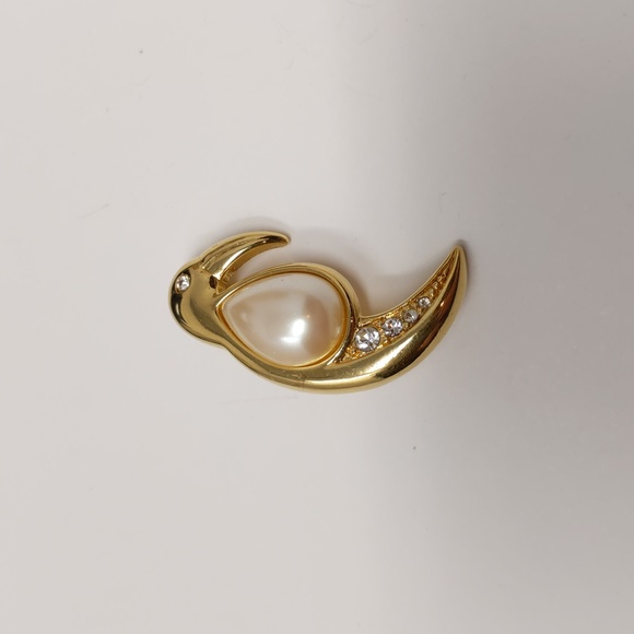 Monet Gold Tone Toucan Brooch Pin Signed Faux Pearl Rhinestones - Picture 2 of 9
